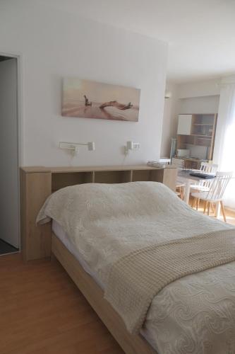 - une chambre avec un lit et un bureau pour 2 personnes dans l'établissement Chez Amélie Studio 2 Etoiles 50m des Thermes, à Amélie-les-Bains-Palalda