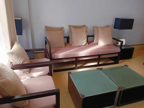 Un lugar para sentarse en 2- BR PENTHOUSE - Seabreeze Building C, Penthouse Unit - P05