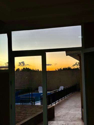 a view of the sunset from the patio of a house at Casa Barrio del Lago in Garupá