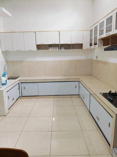 Кухня или мини-кухня в Villa Aisyah
