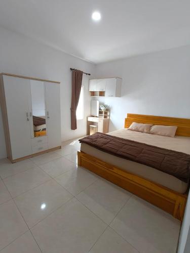 Кровать или кровати в номере Villa Aisyah