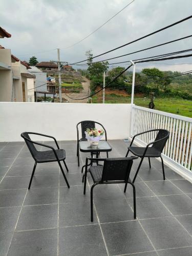 Балкон или терраса в Villa Aisyah