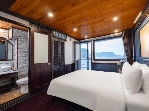 Un dormitorio con una cama y un lavabo en una habitación. en Garden Bay Classic cruise, en Ha Long