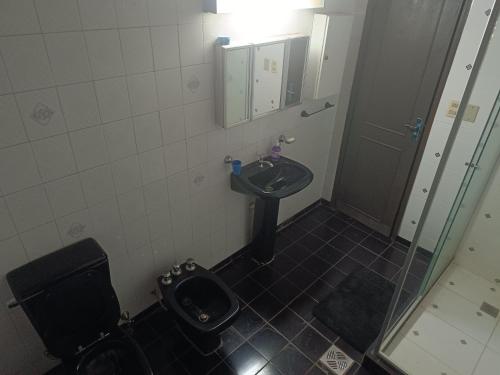 a bathroom with a toilet and a sink at Casa entera con jardín en Luque! in San Lorenzo