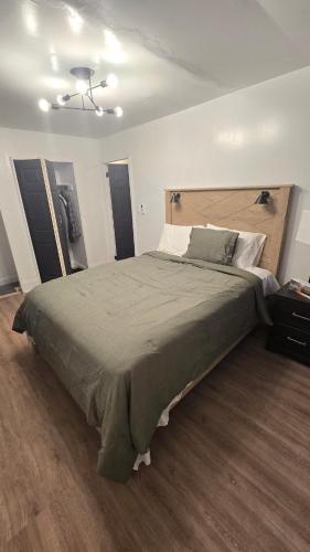 a bedroom with a large bed in a room at Luxury 4 Bedroom Modern Escape in Detroit