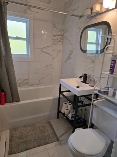 Ένα μπάνιο στο Spacious, elegant, and ultra-comfortable room