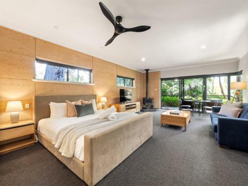 Un dormitorio con una cama grande con ventilador de techo. en Aroha, en Margaret River Town