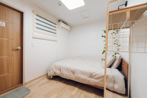 En eller flere senge i et værelse på DDM Stay