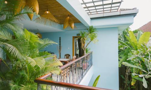 ein Balkon eines Hauses mit Pflanzen in der Unterkunft Villa De Campagne Hoi An- Boutique homestay with pool and family soul in Hoi An