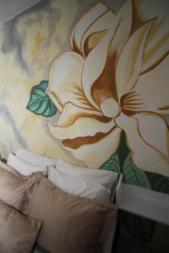 a wall with a flower painted on it at DAM Hotel Pereira in Pereira