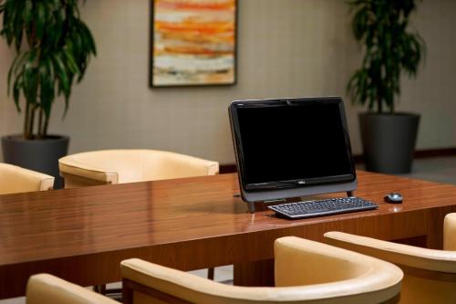 Durham Marriott City Centerにあるテレビまたはエンターテインメントセンター