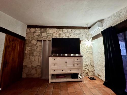 Una televisión o centro de entretenimiento en Finca El Cielo