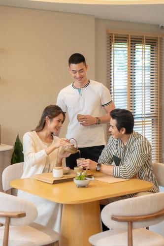 a group of people sitting around a table at P-Park Hotel Pattaya in Pattaya North