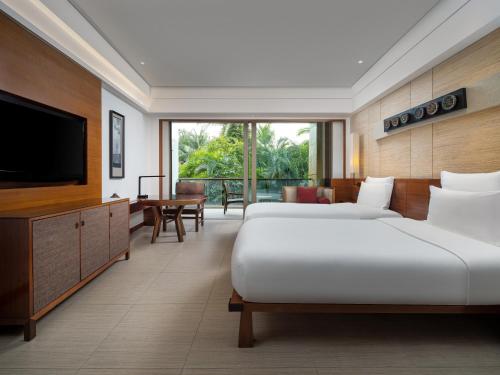 Кровать или кровати в номере Pullman Oceanview Sanya Bay Resort & Spa