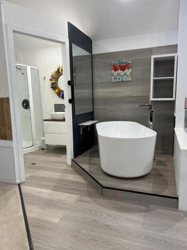 Un baño de Gallery Walk Chalets - Tamborine Mountain