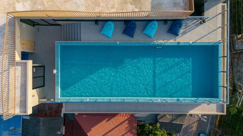 an overhead view of a swimming pool at P-Park Hotel Pattaya in Pattaya North