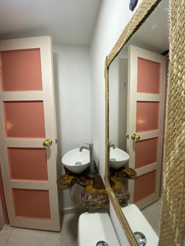 a bathroom with two sinks and a mirror at Mahalo Hostel in Salento