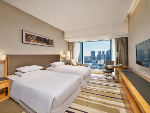 Postel nebo postele na pokoji v ubytování Four Points by Sheraton Guangzhou, Tianhe