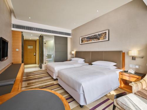 Ein Bett oder Betten in einem Zimmer der Unterkunft Four Points by Sheraton Guangzhou Financial City, Tianhe