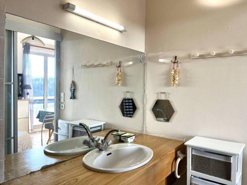une salle de bain avec un lavabo et un miroir dans l'établissement Studio cosy pour 2 pers. avec parking à Perros-Guirec, près de la plage St Guirec - FR-1-368-436, à Perros-Guirec