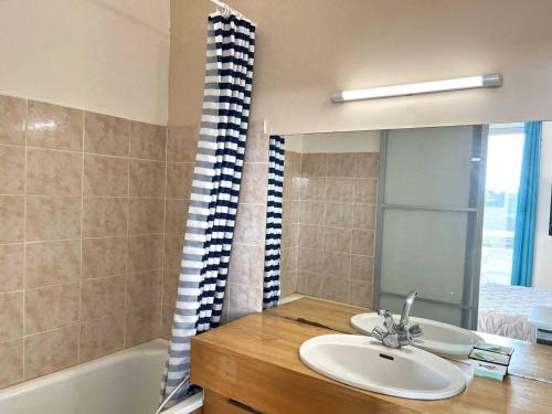 une salle de bain avec un lavabo, un miroir et une baignoire dans l'établissement Studio cosy pour 2 pers. avec parking à Perros-Guirec, près de la plage St Guirec - FR-1-368-436, à Perros-Guirec