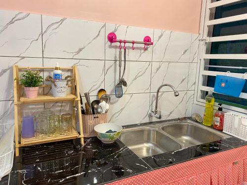 Η κουζίνα ή μικρή κουζίνα στο Yellow Retreat House Homestay Batu Gajah
