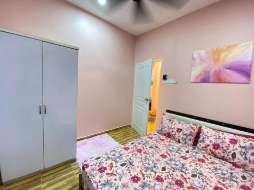 Ένα ή περισσότερα κρεβάτια σε δωμάτιο στο Yellow Retreat House Homestay Batu Gajah