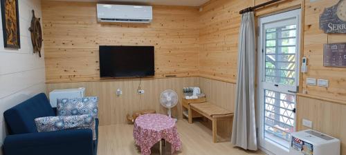 TV a/nebo společenská místnost v ubytování 鉄木彩虹小屋
