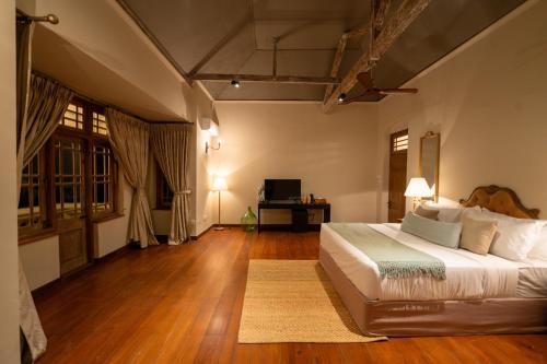 Кровать или кровати в номере Mount Frenion Manor by Seven Angels Kandy