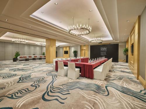 Ein Sitzbereich in der Unterkunft Four Points by Sheraton Guangzhou Financial City, Tianhe