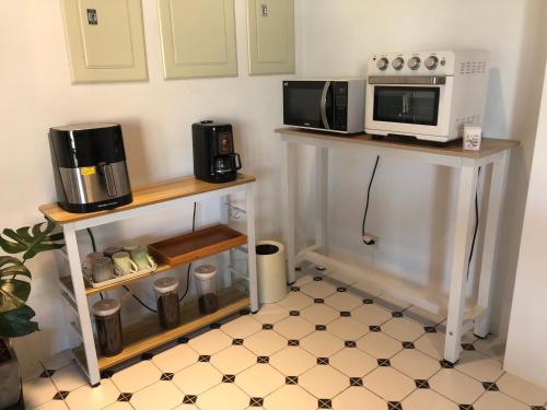una cucina con 2 forni a microonde e un forno a microonde di Stroll at Wudao Inn a Jinhu