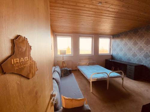 Una habitación con una cama y una mesa dentro. en ELITE Heroes, en Prachatice