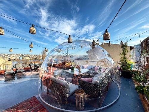 een glazen koepel bovenop een patio bij Waterfront Apartment by the Tram - Terrace with Dome & Golden Horn View in Fatih in Istanbul
