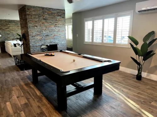 Biliár nebo kulečník v ubytování Lux Private Home - Pool, Billiards, 8 Smart TVs, Board Games, Cotton Bedding - The Stone Sanctuary at McCullough Hills Trailhead