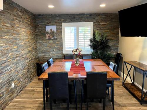 Posezení v ubytování Lux Private Home - Pool, Billiards, 8 Smart TVs, Board Games, Cotton Bedding - The Stone Sanctuary at McCullough Hills Trailhead