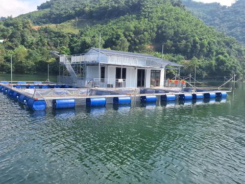 Landskap semula jadi dekat dengan perkhemahan mewah