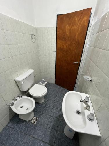 a bathroom with a toilet and a sink at Los Cactus 2 in La Rioja