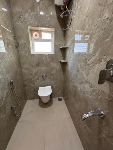 Ένα μπάνιο στο Srirangam Nandavanam service Apartments