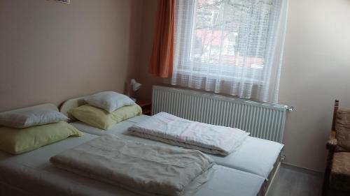 Ένα ή περισσότερα κρεβάτια σε δωμάτιο στο Hejő Apartman