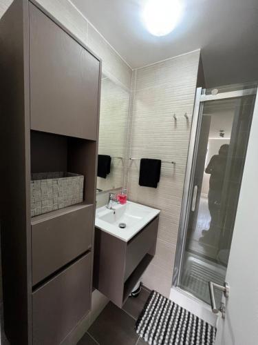 a bathroom with a sink and a shower at Moderno y cómodo departamento in Coquimbo