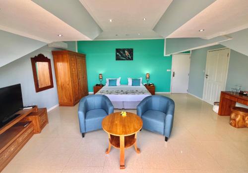 TV a/nebo společenská místnost v ubytování Crown Beach Hotel Seychelles