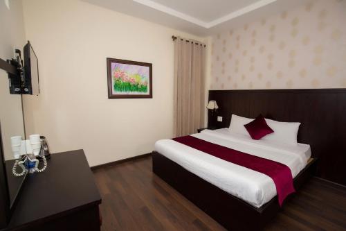Postel nebo postele na pokoji v ubytování Vy Anh Đà Lạt Hotel