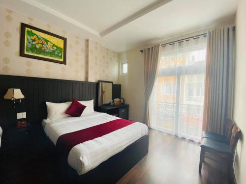 Postel nebo postele na pokoji v ubytování Vy Anh Đà Lạt Hotel