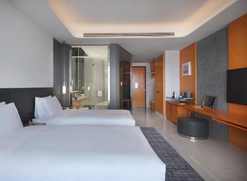 Ένα ή περισσότερα κρεβάτια σε δωμάτιο στο Sofitel Haikou