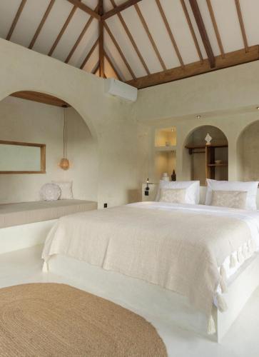 a large white bedroom with a large bed at Villa Maja Bingin Boutique Hotel in Uluwatu