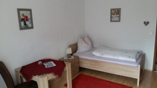 Postel nebo postele na pokoji v ubytování Gästehaus Pöppl