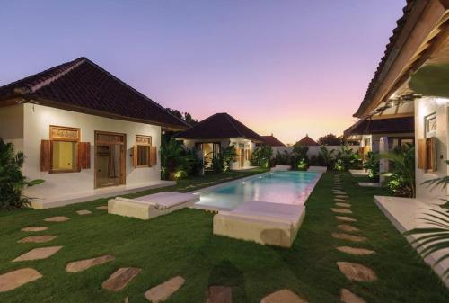 a villa with a swimming pool in a yard at Villa Maja Bingin Boutique Hotel in Uluwatu