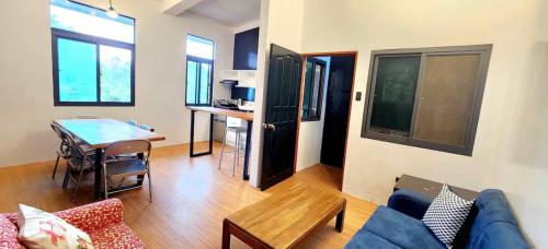 バコロドにあるNatos Residences at Paulsのソファとテーブルのあるリビングルーム