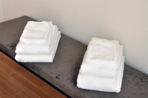 two white towels sitting on top of a counter at Boetiek Hotel Kampen in Kampen