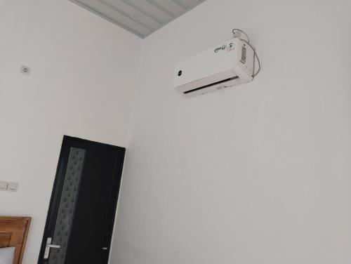a light on the wall of a room at Nan Bungalows Tetebatu in Tetebatu